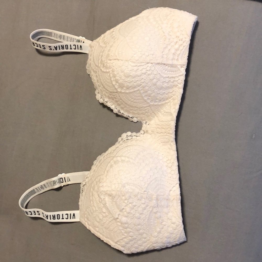 Victoria’s secret white lace bra